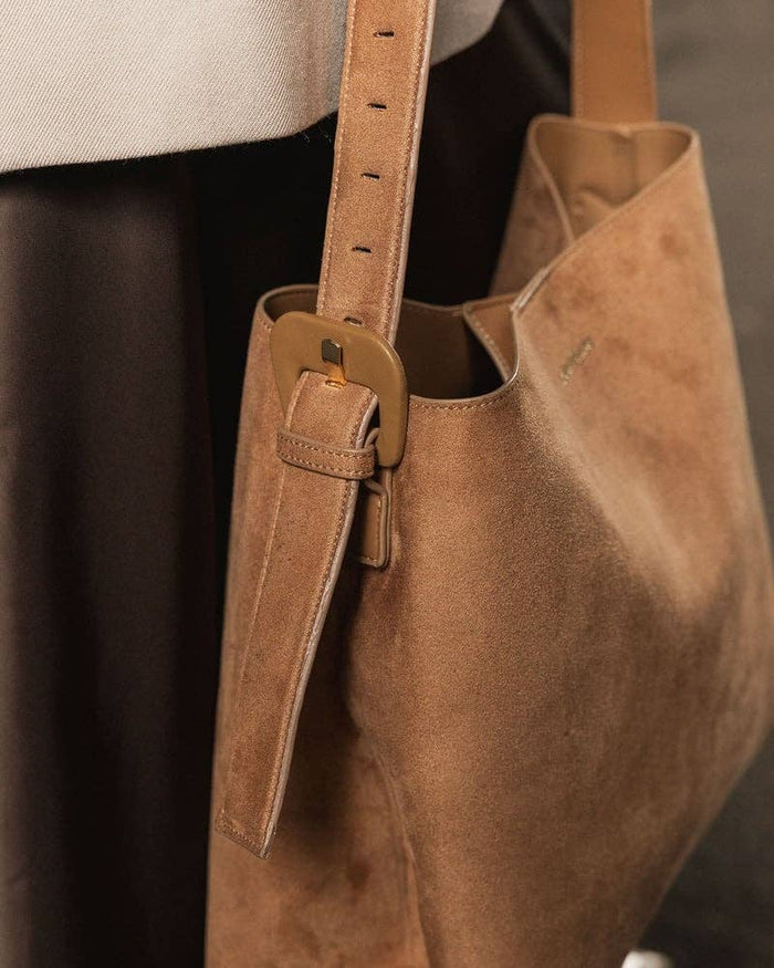 Peyton Shoulder Bag in Suede Honey